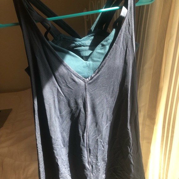 Size 4 navy and teal lululemon top - Picture 2 of 3